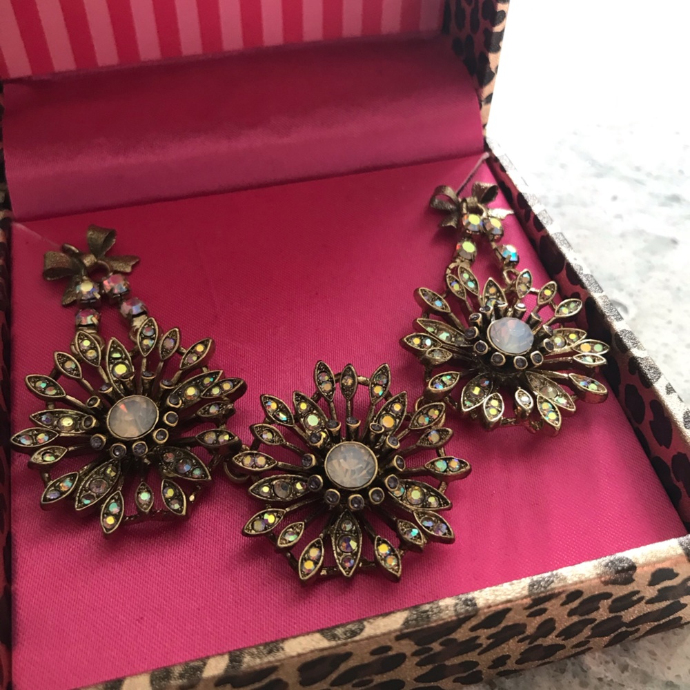 BRAND NEW BetseyJohnson Starburst Flowers Necklace